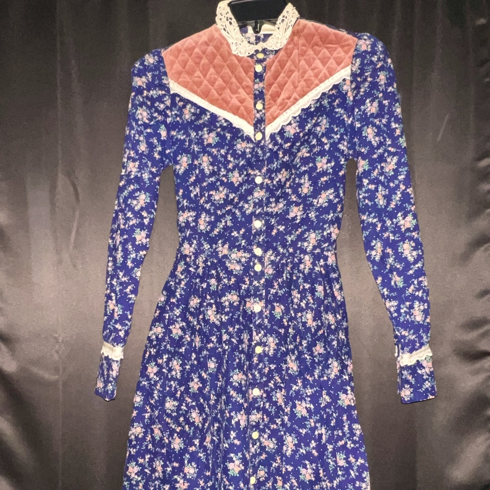 Beautiful Gunne Sax!